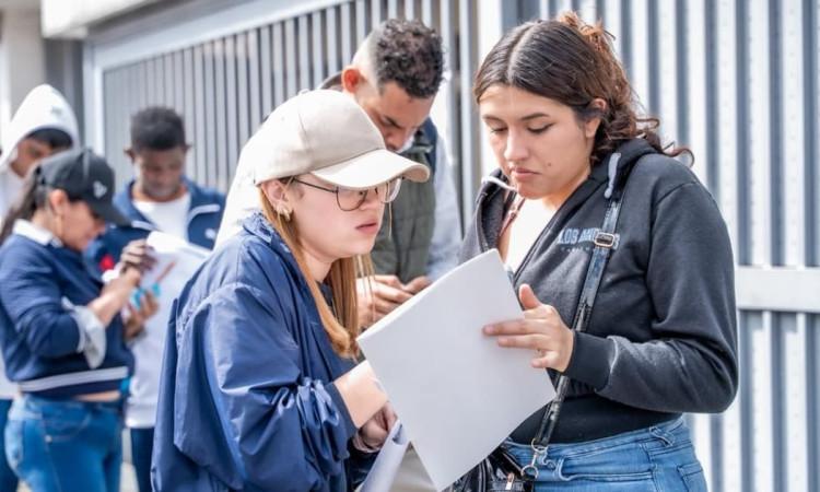 Foto de bogotanos y bogotanas accediendo a servicios de la Agencia Distrital de Empleo.