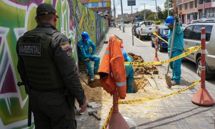 Foto que muestra trabajadores del Acueducto de Bogotá 