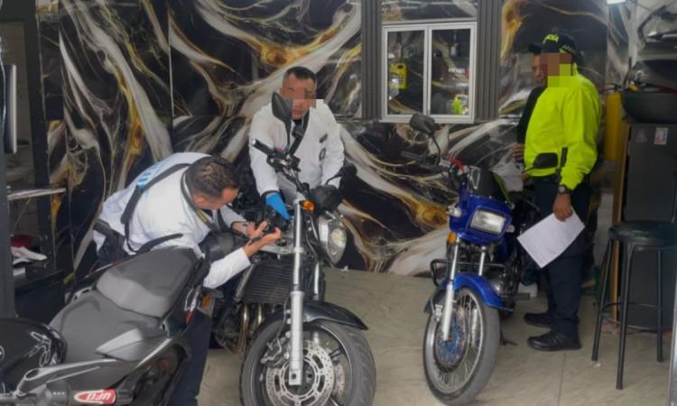 Autoridades durante allanamientos contra venta ilegal de motos y autopartes