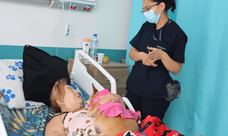 Foto de una paciente con un perro 