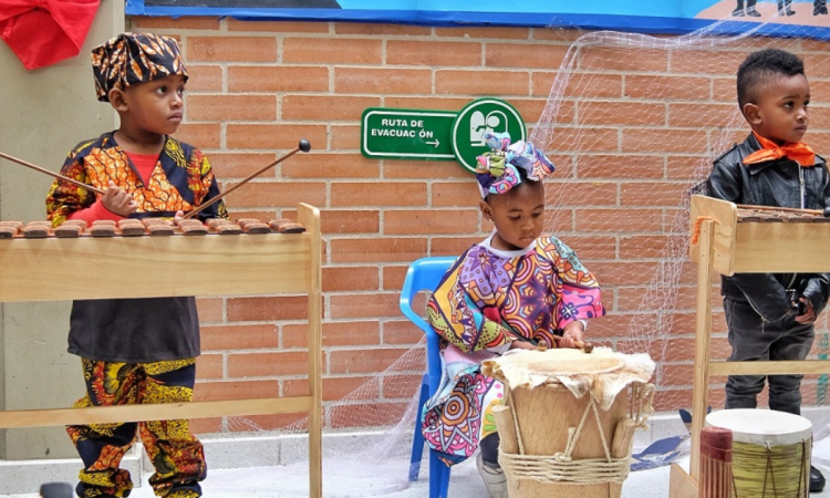 Imagen de niños tocando instrumentos musicales