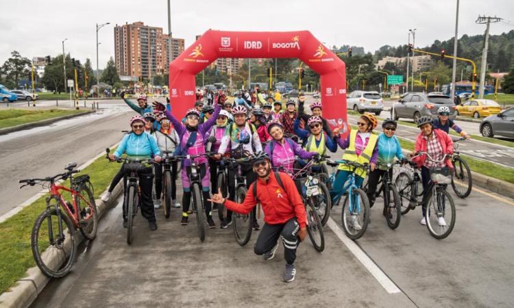 Imagen de la comunidad disfrutando el nuevo tramo de la ciclovía en Bogotá.