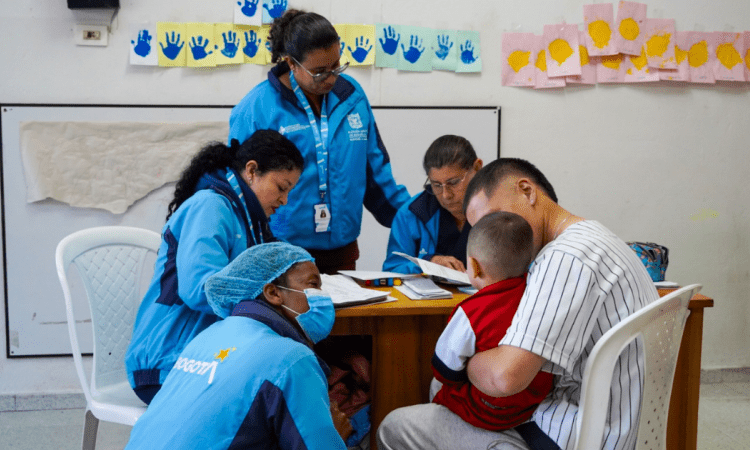 Foto de un grupo de funcionarios con un ciudadano y un niño