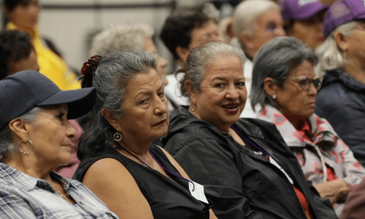 Imagen de mujeres adultas mayores escuchando una conferencia