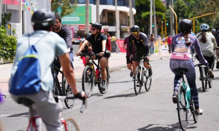 Foto de bogotanos montando en bicicleta durante Ciclovía de Bogotá. 