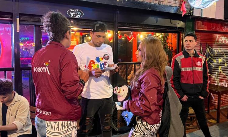 Personas recibiendo información sobre la estrategia Vigía LGBTI