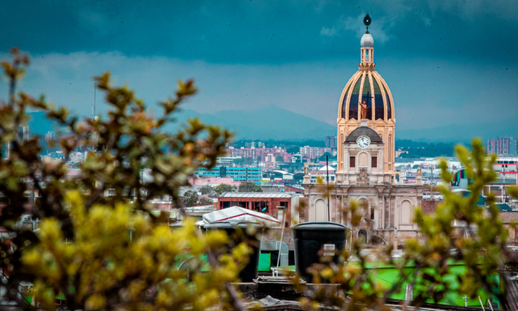 Imagen panorámica de Bogotá en donde se ve la cúpula de una iglesia