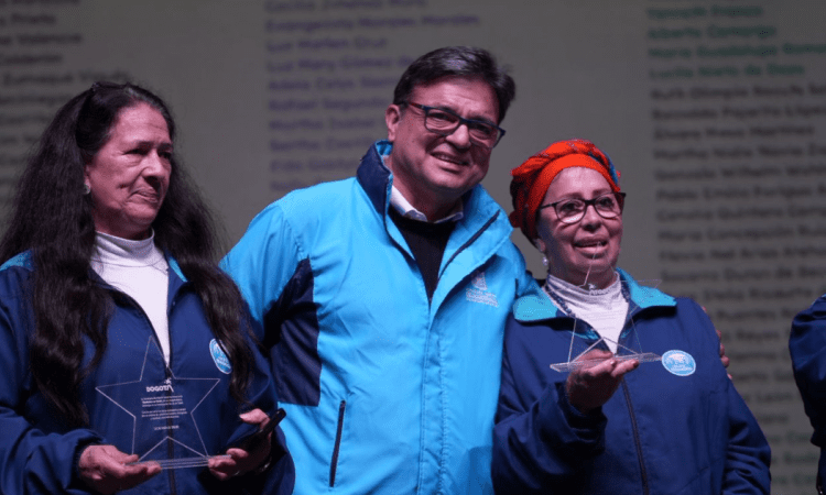 Foto del secretario de Salud con funcionarios del sector 