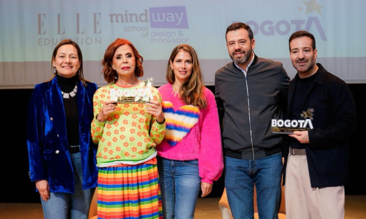 Imagen del alcalde Galán con la primera dama y los homenajeados