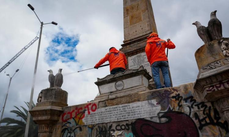 Funcionarios en jornada de limpieza en el sector del Voto Nacional