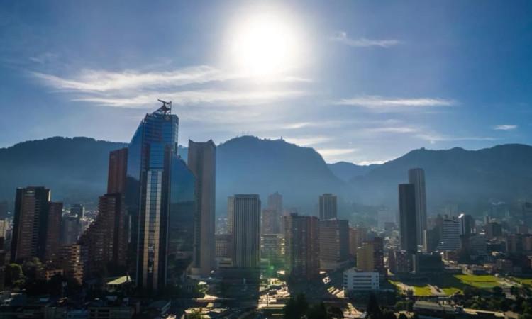 Foto panorámica de Bogotá en día soleado