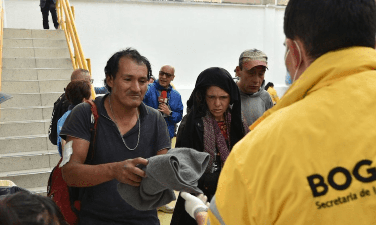 Imagen de una personas con un fuincionario