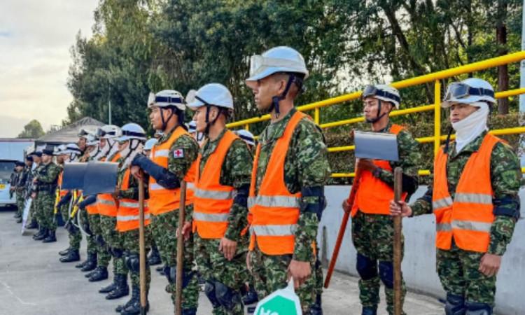 Uniformados formados con signos de tránsito para garantizar seguridad vial en Semana Santa.