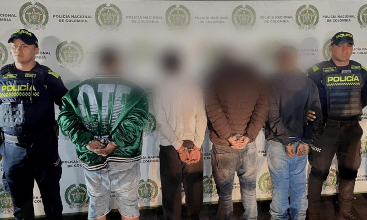 Imagen de los cuatro capturados dando la espalda