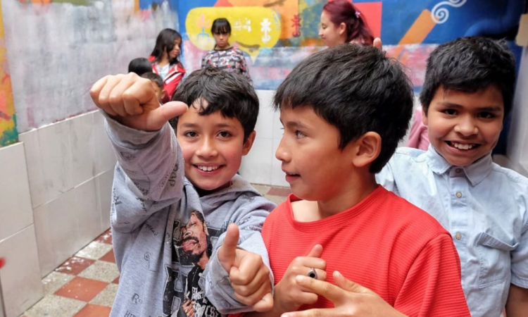 Imagen de dos niños sonriendo