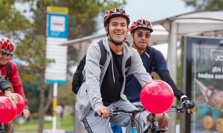 Foto de dos usuarios de Ciclovía de Bogotá.