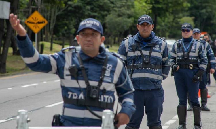 Foto de agentes de tránsito en una vía de Bogotá