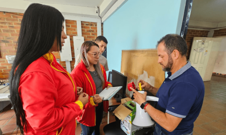 Imagen de funcionarias de Ciudad Bolívar recibiendo equipos y dotaciones