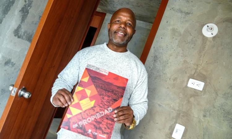 Foto que muestra a una señor sonriendo 