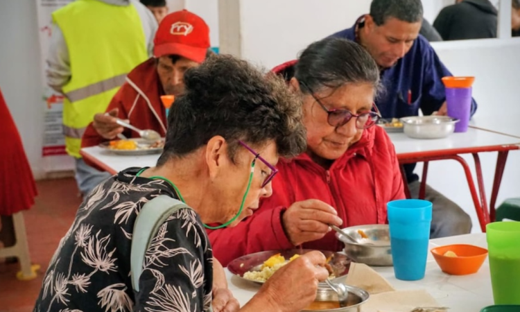 Imagen de dos mujeres comiendo