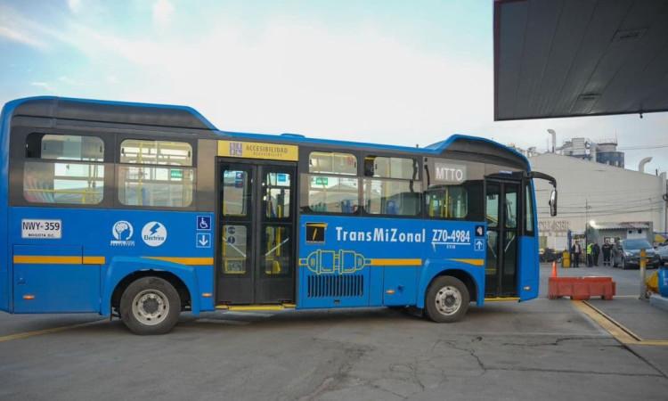 Foto de un bus TransMiZonal de TransMilenio en Bogotá.