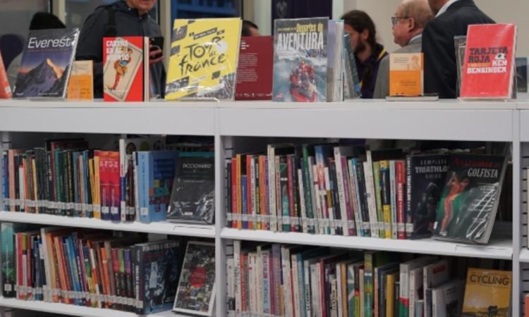 Foto que muestra libros en una estantería 