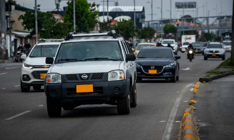Foto que muestra vehículos andando por las calles