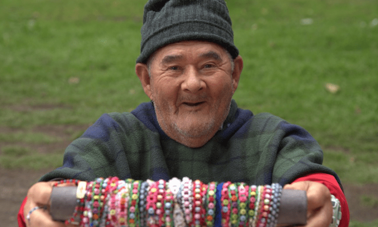 Imagen de un adulto mayor sonriendo