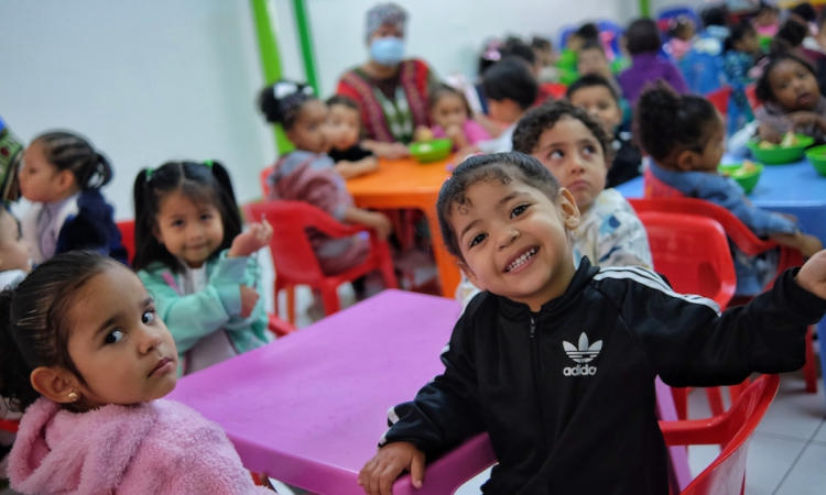 Imagen de varios niños y niñas sonriendo