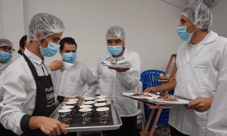 Imagen de varios meseros