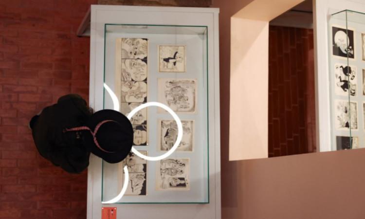 Imagen de persona observando exposición de Cómic en blanco y negro