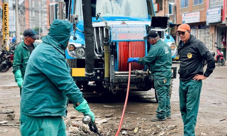 Foto que muestra trabajadores del Acueducto de Bogotá