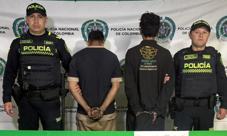 Dos capturados sorprendidos desarmando vehículo en taller del Siete de Agosto.