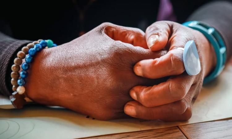 Manos de una mujer afrodescendiente.
