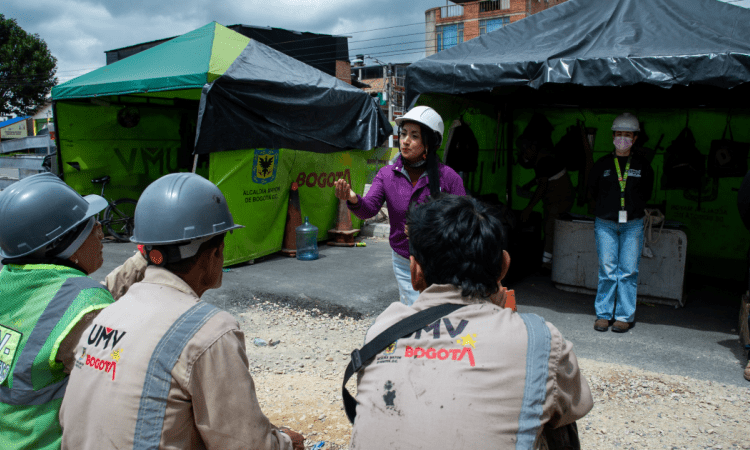 Imagen de obreros de obra recibiendo la capacitación