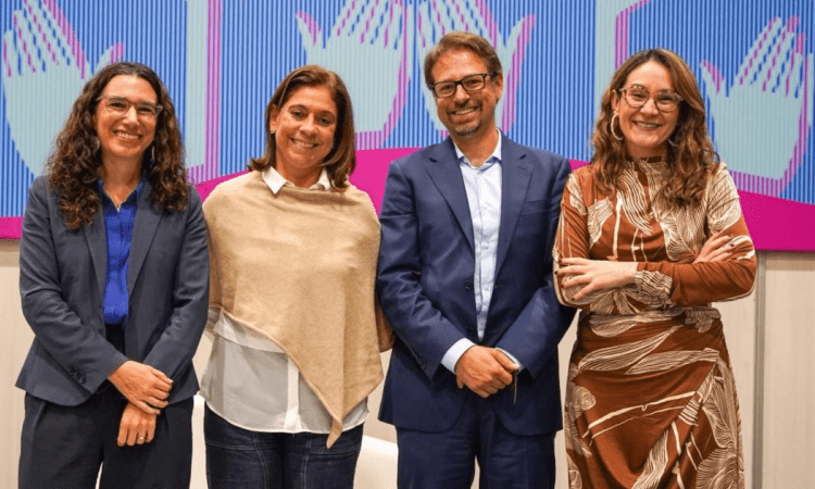 Imagen de la secretaria junto a la gerente de TransMilenio