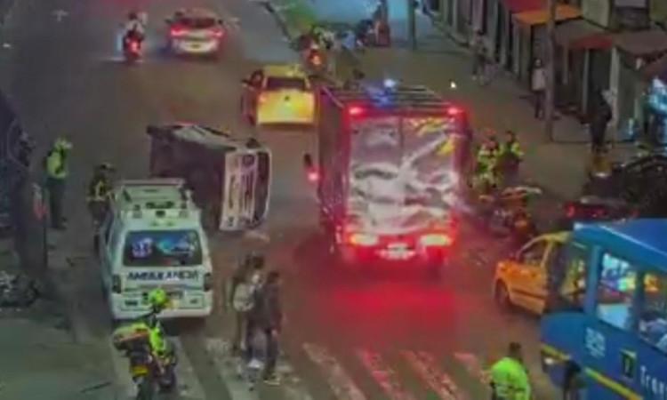 Imagen de un carro volcado