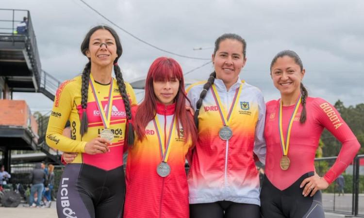 Foto de las participantes del Equipo Bogotá de en el Campeonato de Paracycling. 
