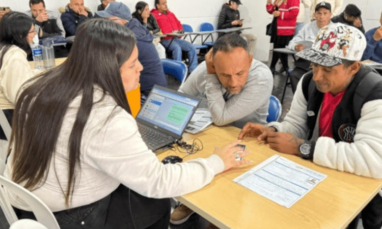 Foto de una feria de empleo en Bogotá 2026