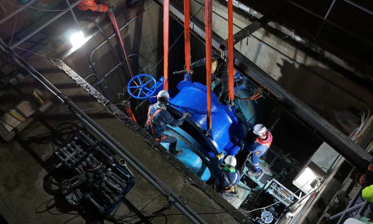 Foto que muestra trabajadores del Acueducto de Bogotá instalando la válvula 