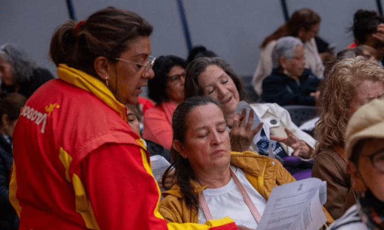 Imagen de una funcionaria pública hablando con una señora de la comunidad