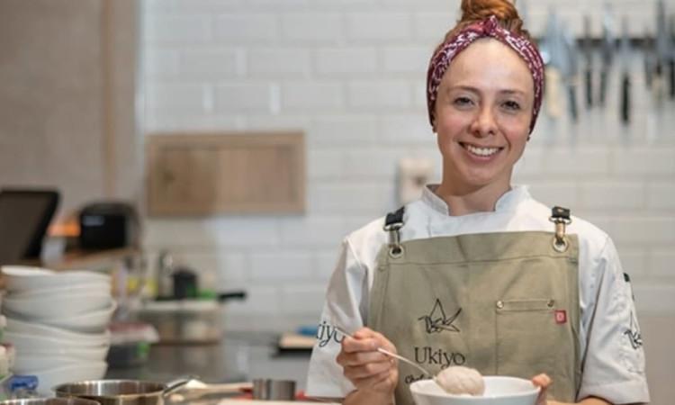 Una mujer preparando un postre
