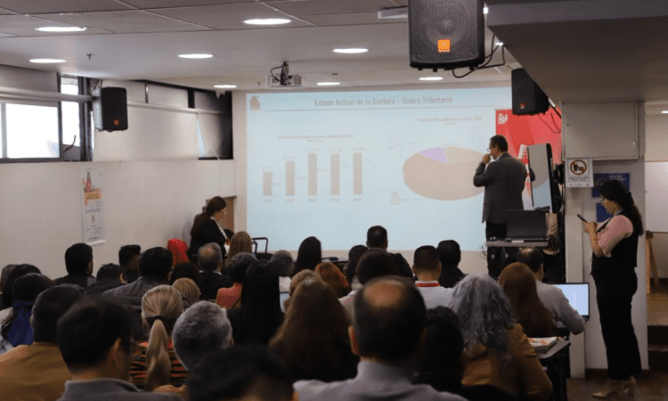 Foto de una charla de funcionarios de la Secretaría de Hacienda