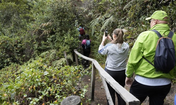Foto que muestra una personas en un sendero ecológico 