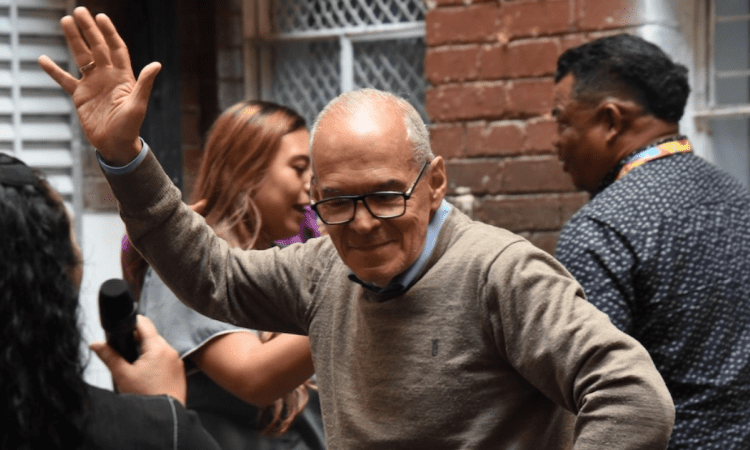 Imagen de una hombre adulto mayor bailando