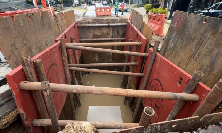 Foto que muestra instalación del moderno alcantarillado en el norte de Bogotá 