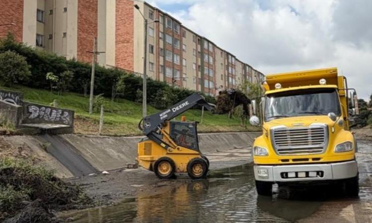 Foto que muestra una volqueta y un vehículo recolector 