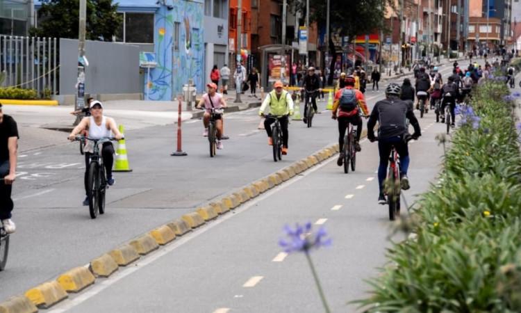 Participantes en Ciclovía de Bogotá
