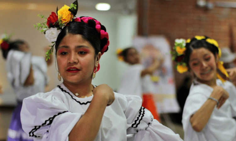 Imagen de dos mujeres bailarinas con trajes típicos