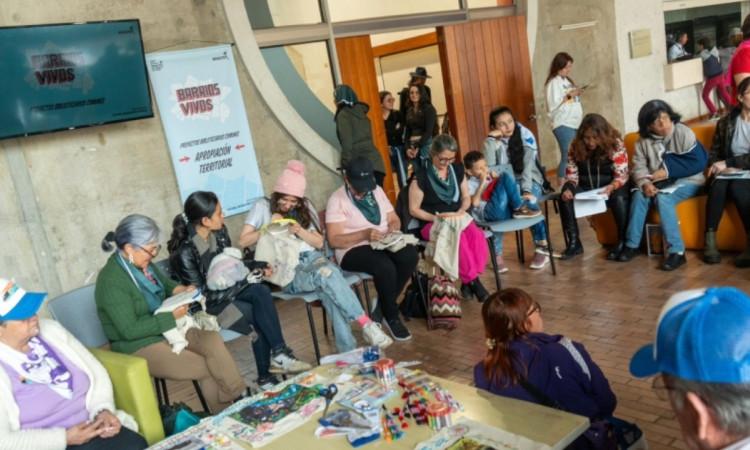 Foto que muestra personas reunidas en un salón 